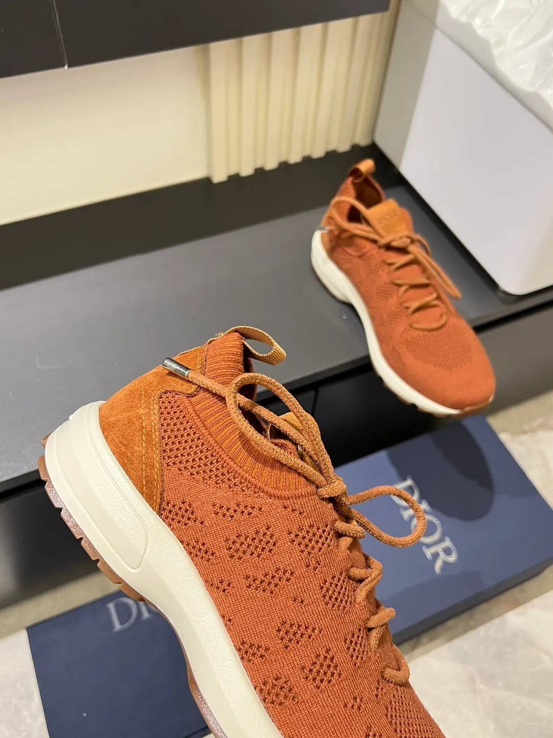 p380 Dior B80 sneakers are a new product of Dior men's series, focusing on comfort and fashion. The upper is made of breathable mesh + fabric splicing, which is lightweight and fits the shape of the foot, making it super comfortable for daily wear. The sole is made of rubber, which has great grip and wear resistance, and is suitable for commuting or light sports. The overall style is simple, the gray tone is versatile, and the shoelaces are adjustable for a more stable fit. Designed by Kim Jones, it is both practical and trendy. It is one of the new hot items in early spring①. size: 38-45 (45 customized)